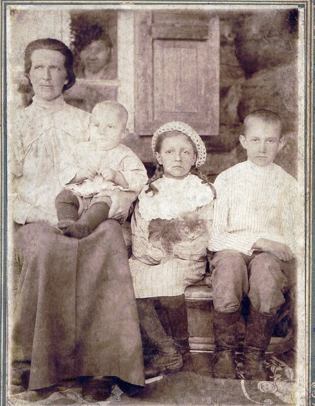 На руках у мамы, предположительно,- дочь Вера,сидят рядом Лида и Виталий.