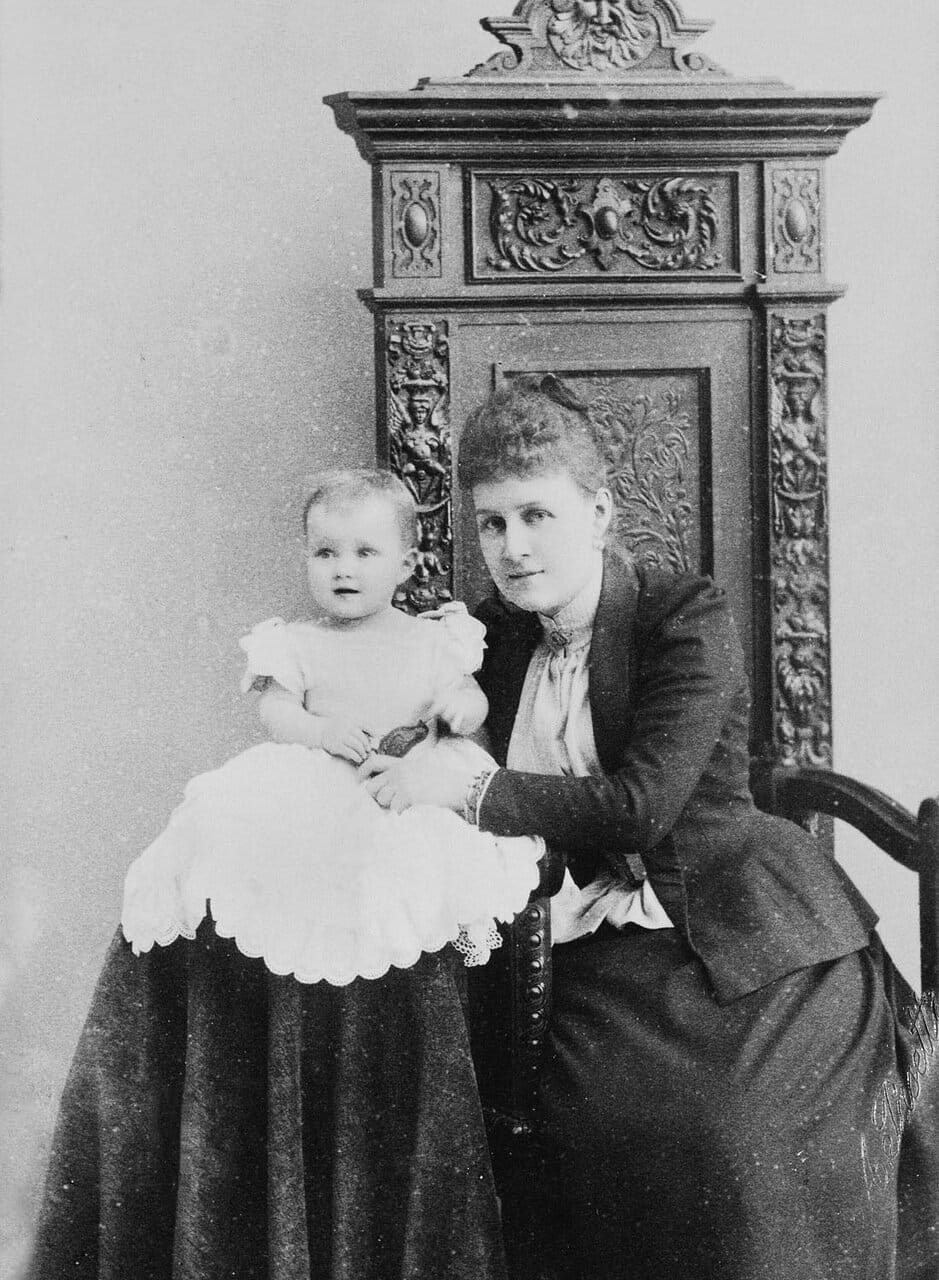 Великая княгиня Александра Георгиевна, супруга великого князя Павла Александровича и ее дочь, великая княгиня Мария Павловна, 1891