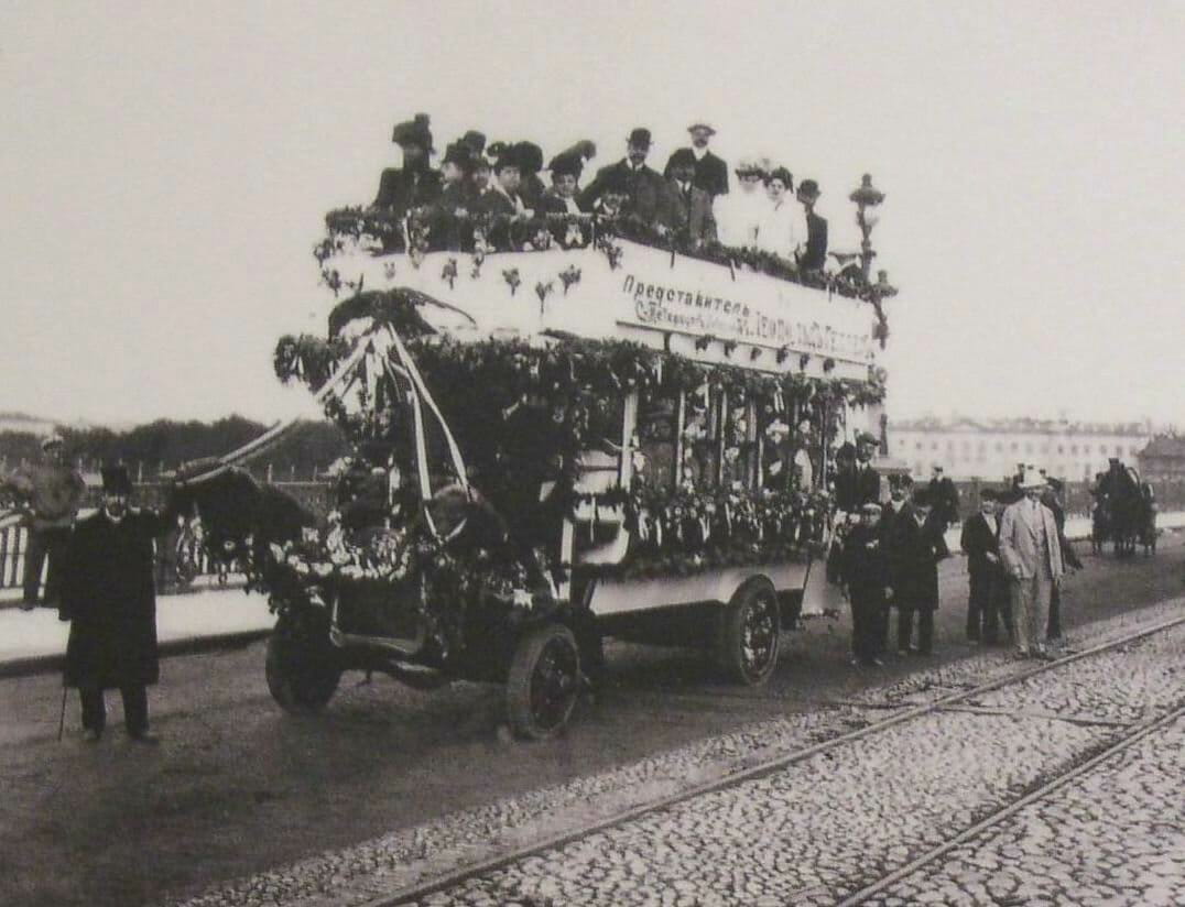 Рекламный проезд автобуса Южно-Германского автомобильного общества на Троицком мосту, начало XX века