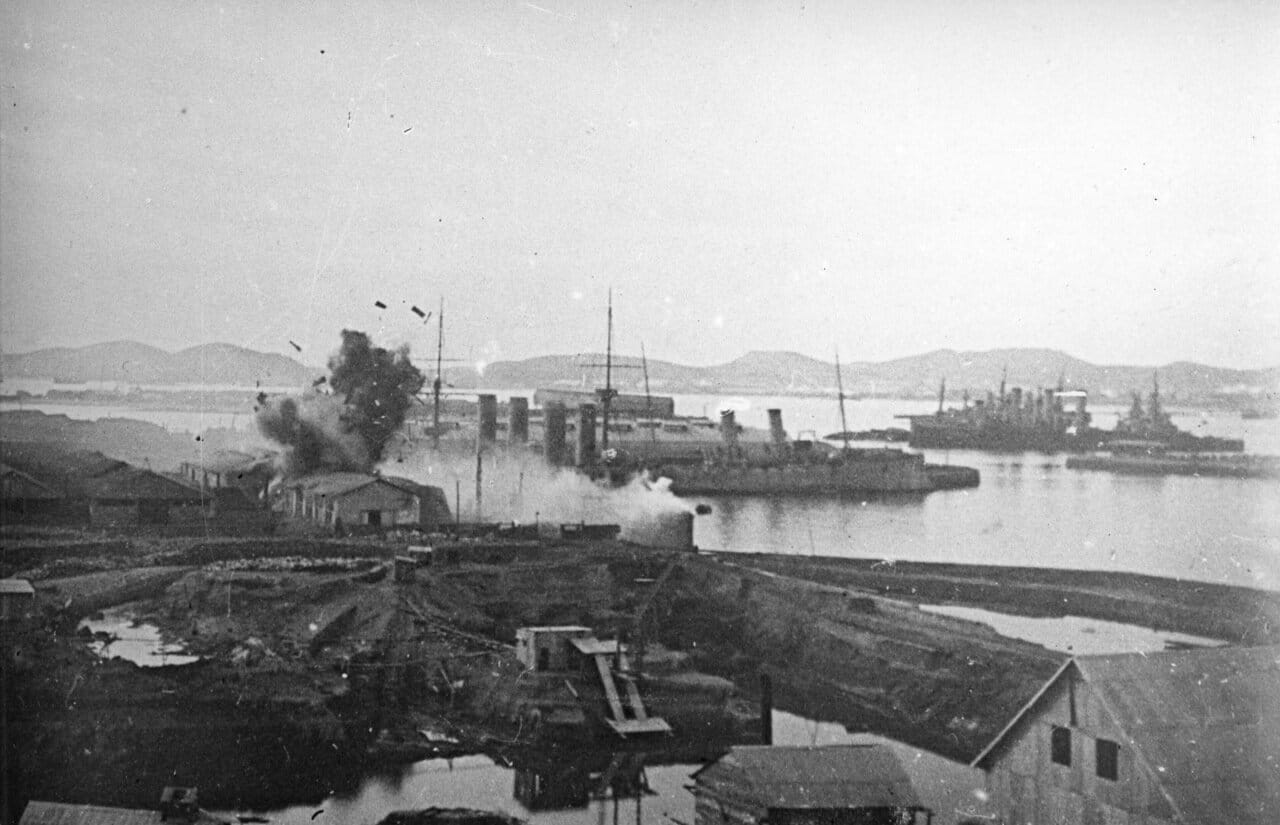 Крейсер Баян и минный заградитель Амур под обстрелом в Порт-Артуре, 1904 год