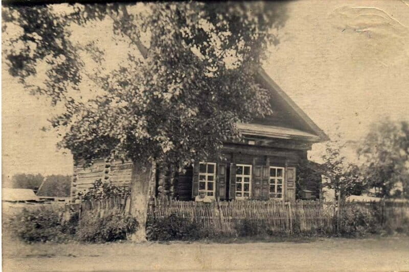 В этом доме, выкупленном у Юдиных, жил механик Леонидовского завода Нил Александрович Рябчевский с семьёй. 