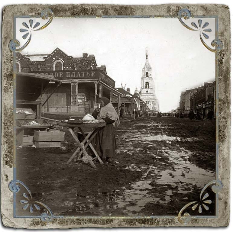 Женщина у лотка возле торговой площади, 1907 год