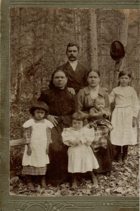 Семья механика Рябчевского.1914(или 1915г.) в поселке при Леонидовском заводе. Пожилая женщина — мать Нила.