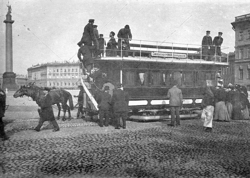Конка на остановке Дворцовая площадь. Фотограф К. Булла. Нач. 1900-х гг.