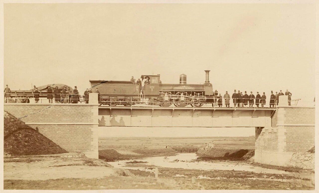 Тепловоз Варшавской железной дороги на мосту через реку Мичавка, 1866