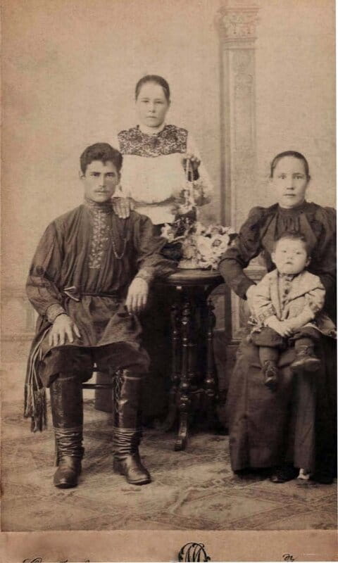 Семья Нила Рябчевского.На коленях Лепестиньи — их с Нилом первенец Вася. Стоит младшая сестра Нила.