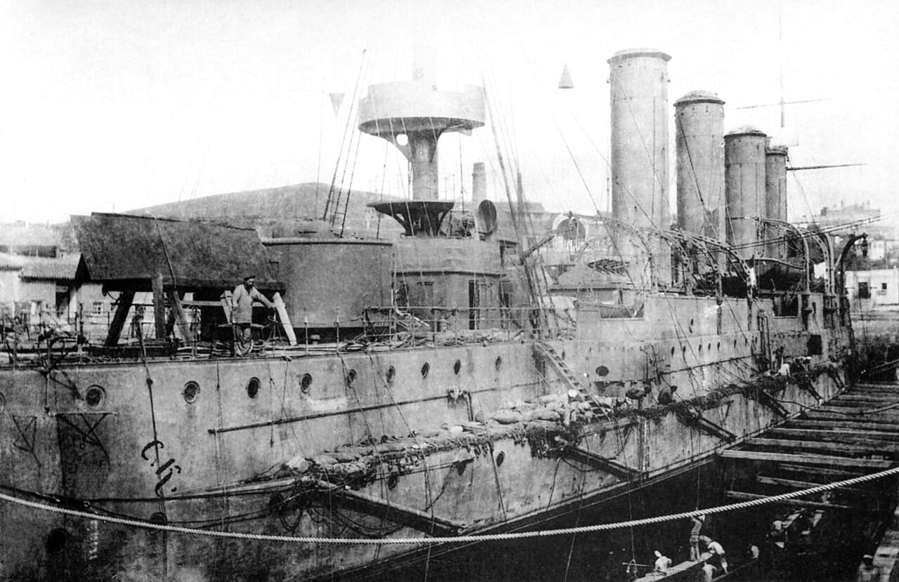 Броненосный крейсер Баян в доке после получения минной пробоины, 14 июля 1904 года
