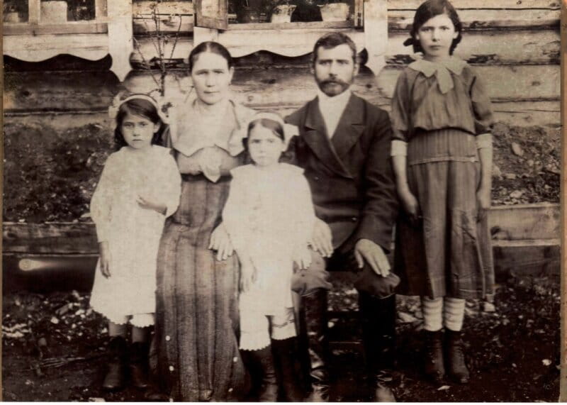 Семья Рябчевских в 1917 году.Отец — Нил Александрович, мать — Епистимея Платоновна( в девичестве — Потехина), дочери — Мария, Таисия, Анна у своего дома в поселке Леонидовского завода.