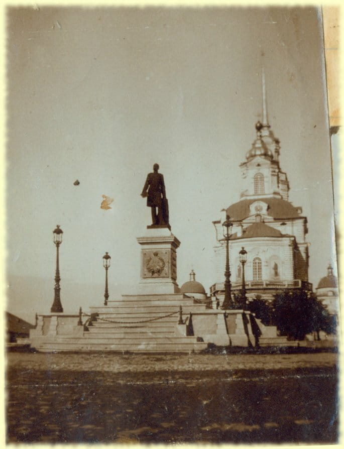 Памятник и собор в Екатеринбурге. Снято 12 июня