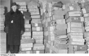 Нарвский архивариус А. Коткас с эвакуированным из Нарвы в Таллин нарвским городским архивом