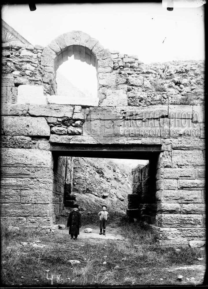 Дети у античных ворот. 1899 год