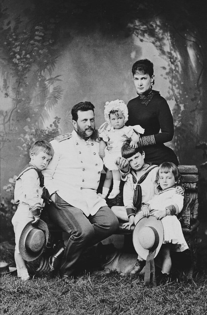 Великий князь Владимир Александрович и великая княгиня Мария Павловна с детьми:Кириллом, Борисом, Андреем и Еленой. 1873 г.