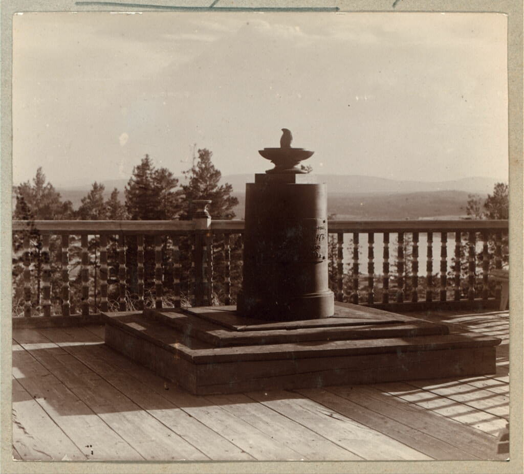 Памятник на вершине г. Благодать вогулу Степану Чумпину. 1909