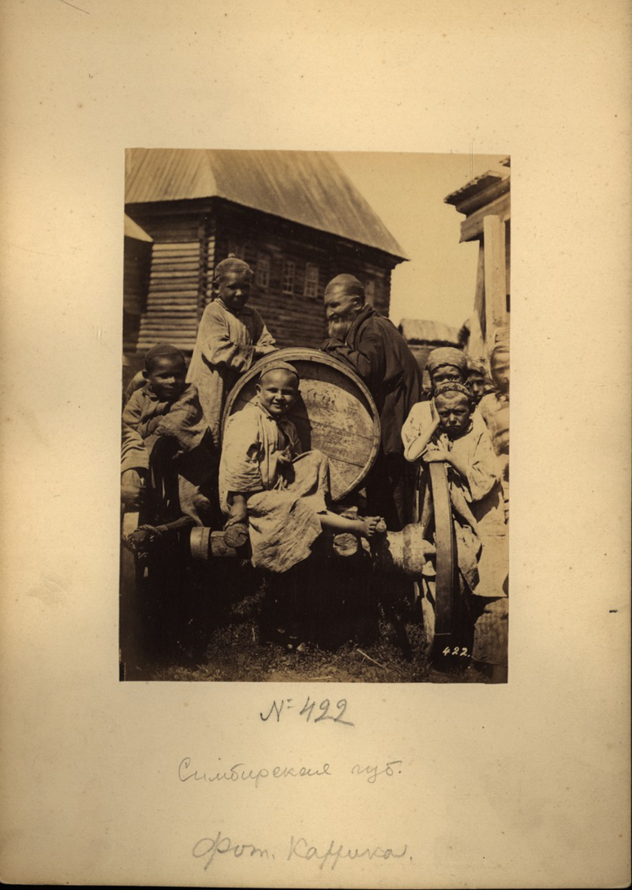 Крестьянские дети у бочки-водовозки. Симбирская губ. 1870-е.