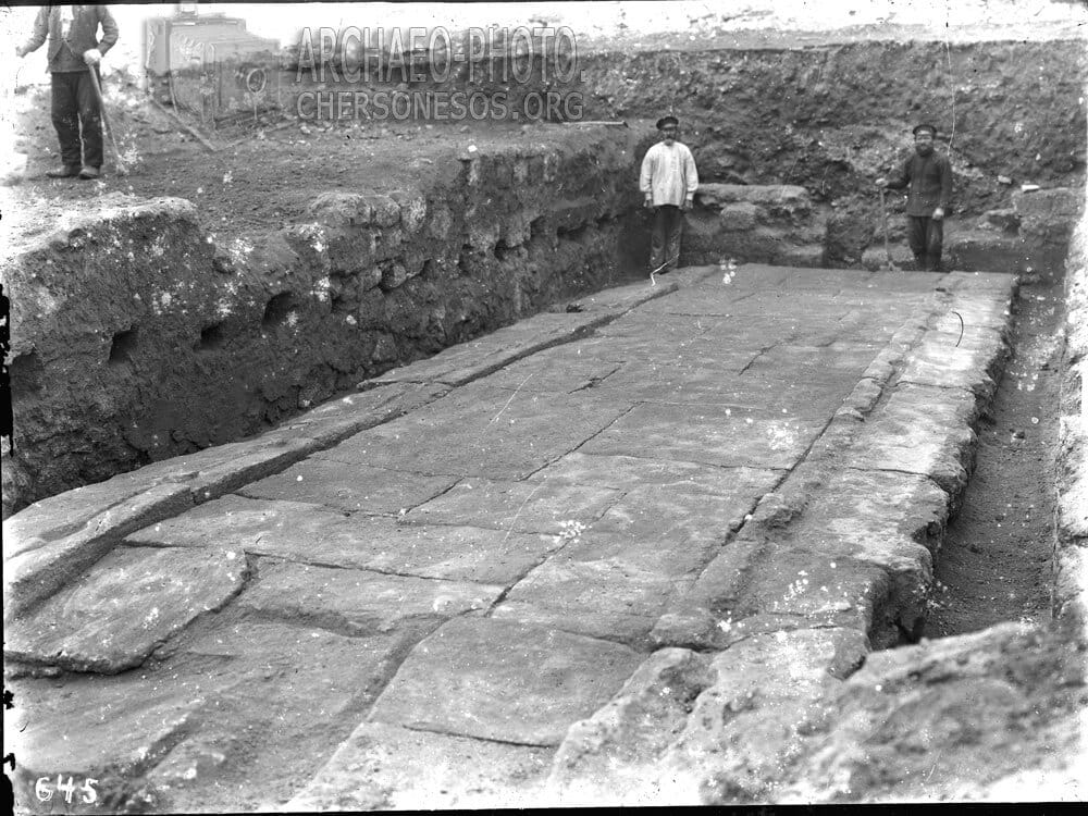 Рабочие на раскопках в южном районе городища. 1905 год