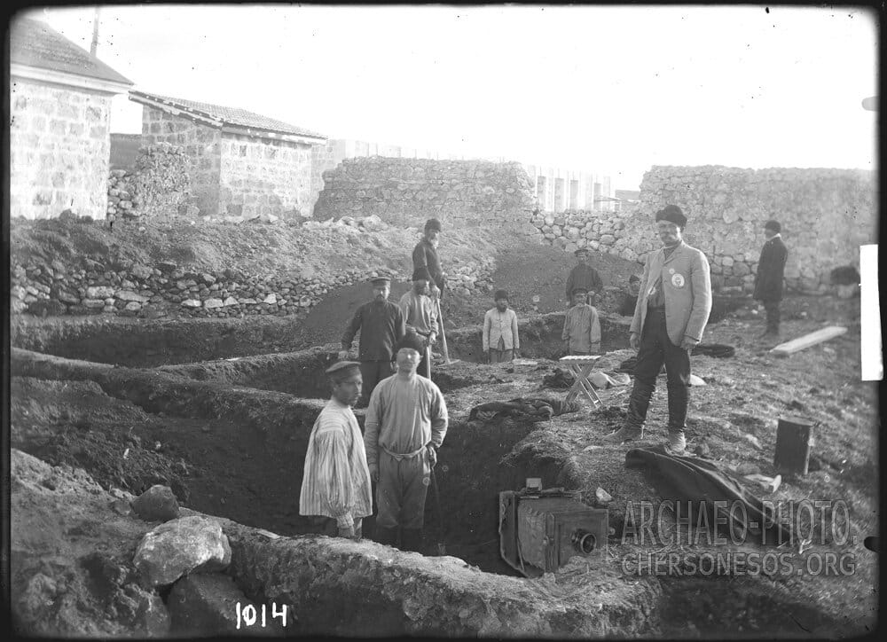 Раскопки некрополя в районе бывшего скотного двора монастыря