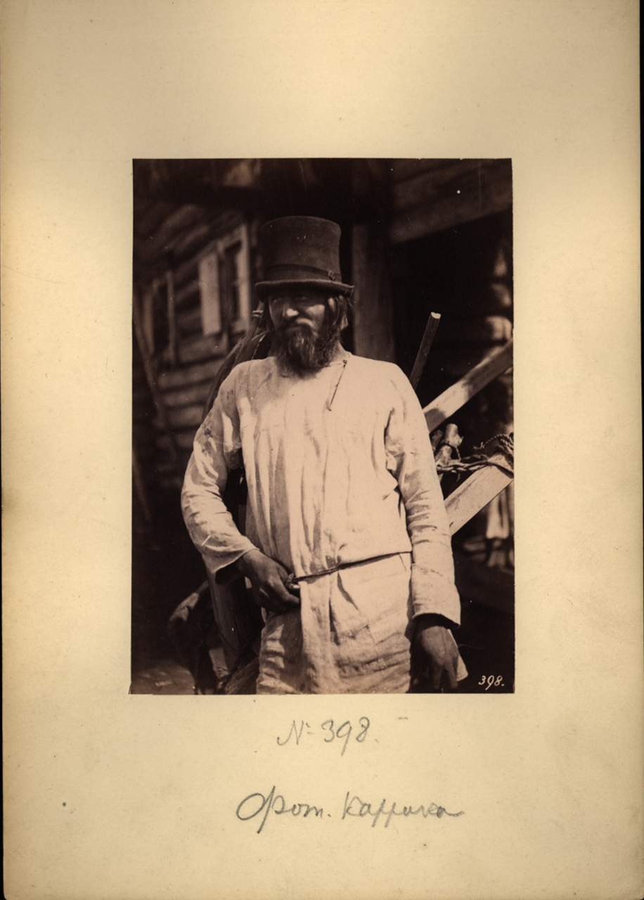 Поволжский крестьянин на фоне избы. 1870-е.