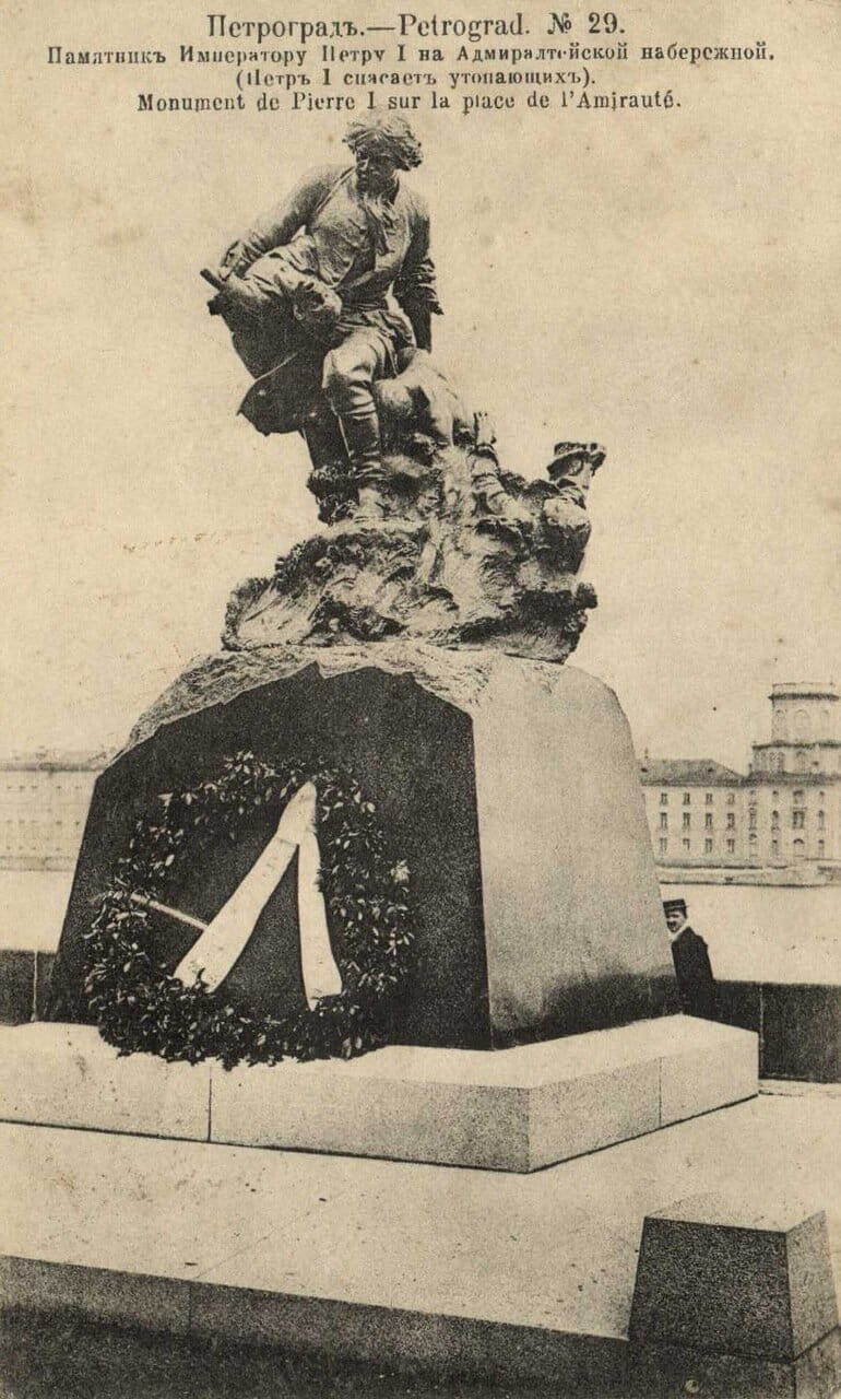 Памятник Императору Петру I на Адмиралтейской набережной