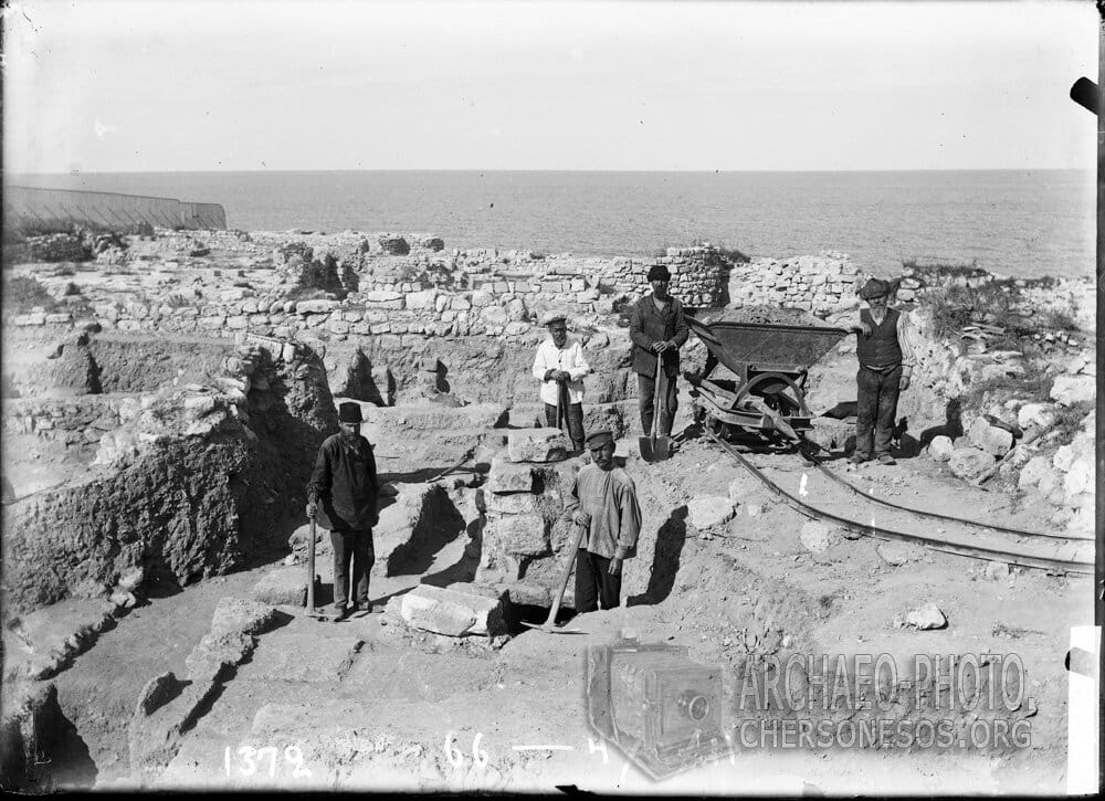Рабочие на раскопках кварталов на северном берегу херсонесского городища