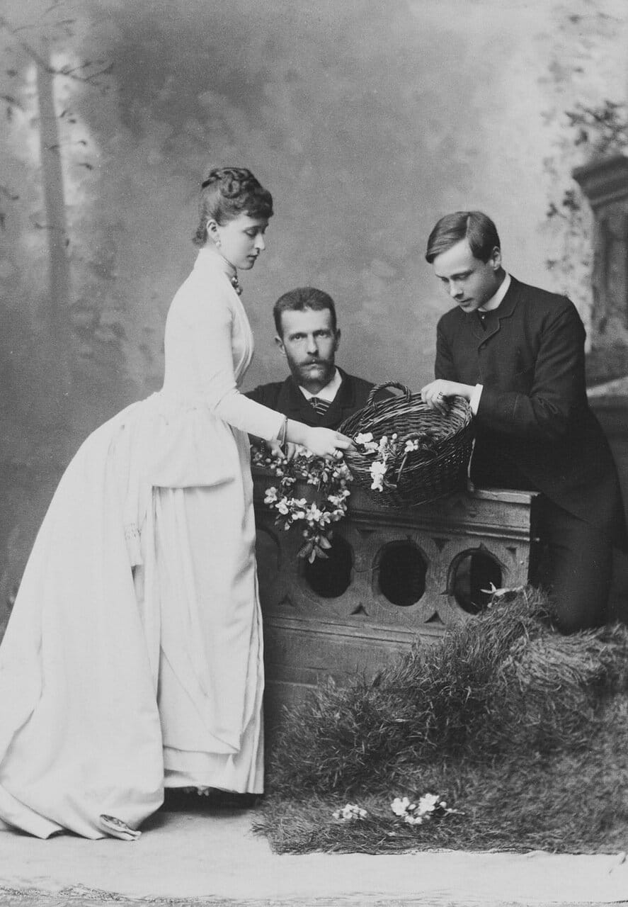 Великий князь Сергей Александрович и великая княгиня Елизавета Фёдоровна с Эрнстом Людвигом Гессенским, будущим Великим герцогом Гессенским, Дармштадт. 1885 г.