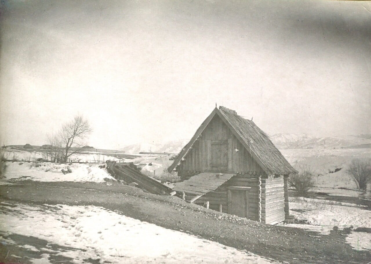 Наружный вид поставной мельницы с соломенной крышей. Пржевальск 1904