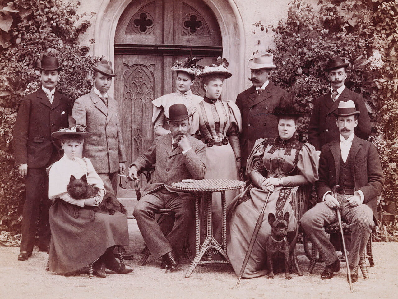Стоят: принц Альфред, принц Эрнст Гогенлоэ-Ланденбург. Среди сидящих — великий князь Павел Александрович. Апрель 1897 года