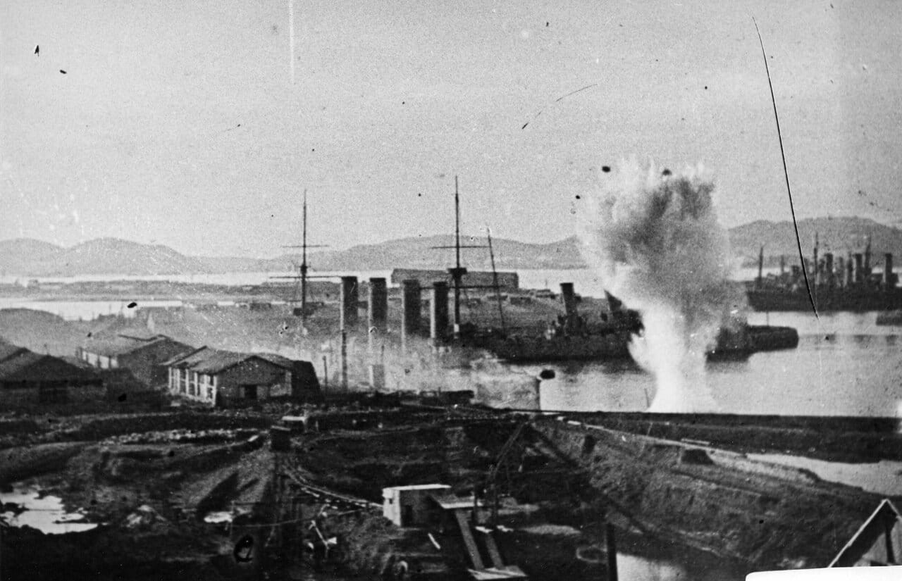 Крейсер Баян и минный заградитель Амур под обстрелом в Порт-Артуре, 1904 год