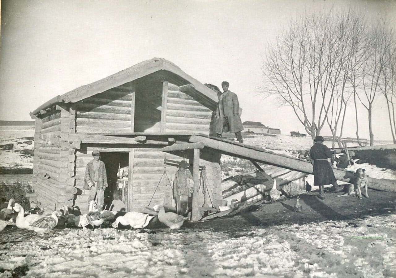 Наружный вид поставной мельницы с земляной крышей.Пржевальск 1904