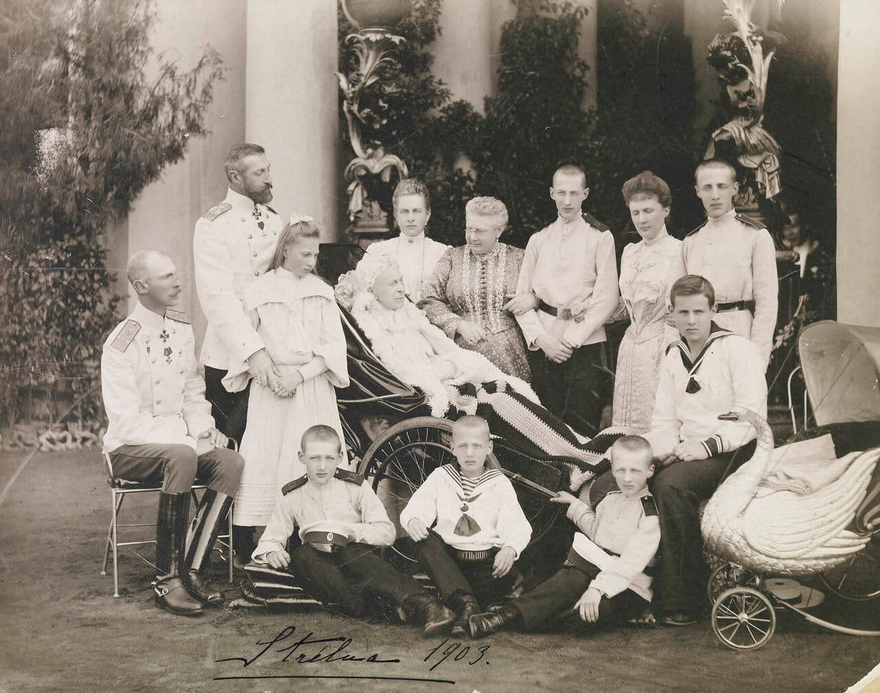 Великая княгиня Александра Иосифовна и члены Константиновской ветви Романовского дома