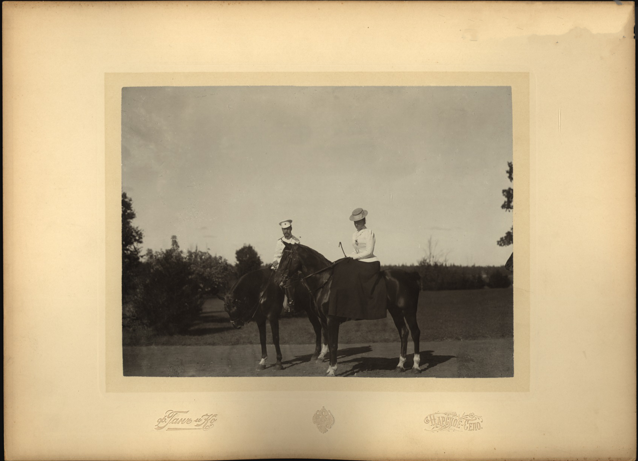 Император Николай II и Императрица Александра Федоровна на лошадях. 1900-е.