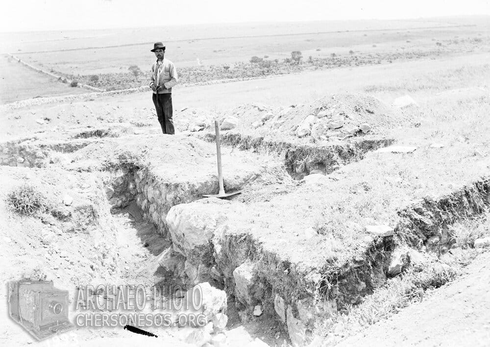 Рабочийна раскопках т.н. Страбонова Херсонеса (Маячный полуостров). 1912 год