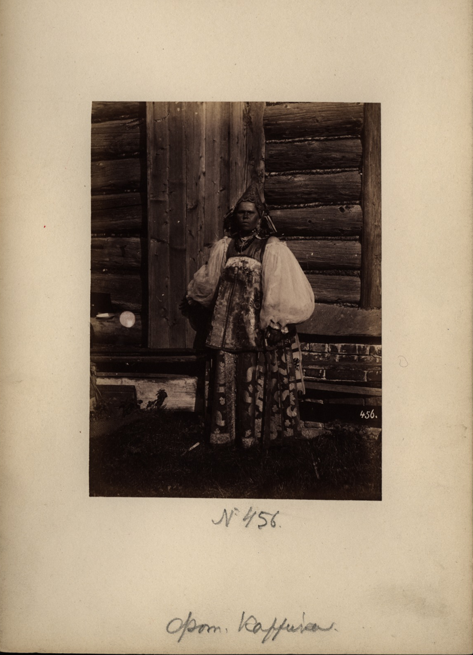 Крестьянка около избы. 1870-е.