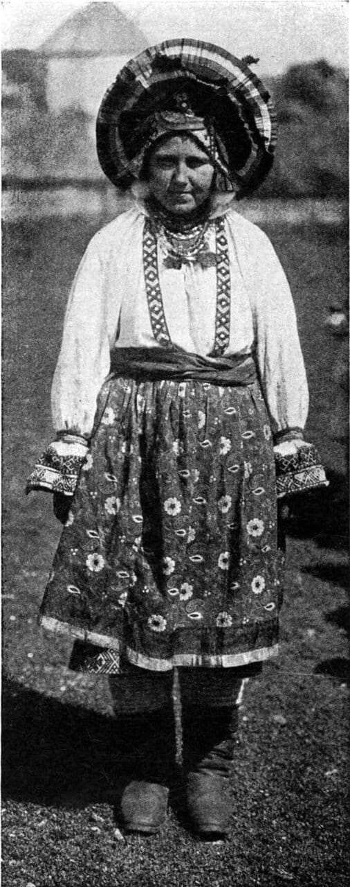 5. Замужняя женщина в праздничном костюме. На ней сорока, головной убор, состоящий из четырнадцати отдельных частей