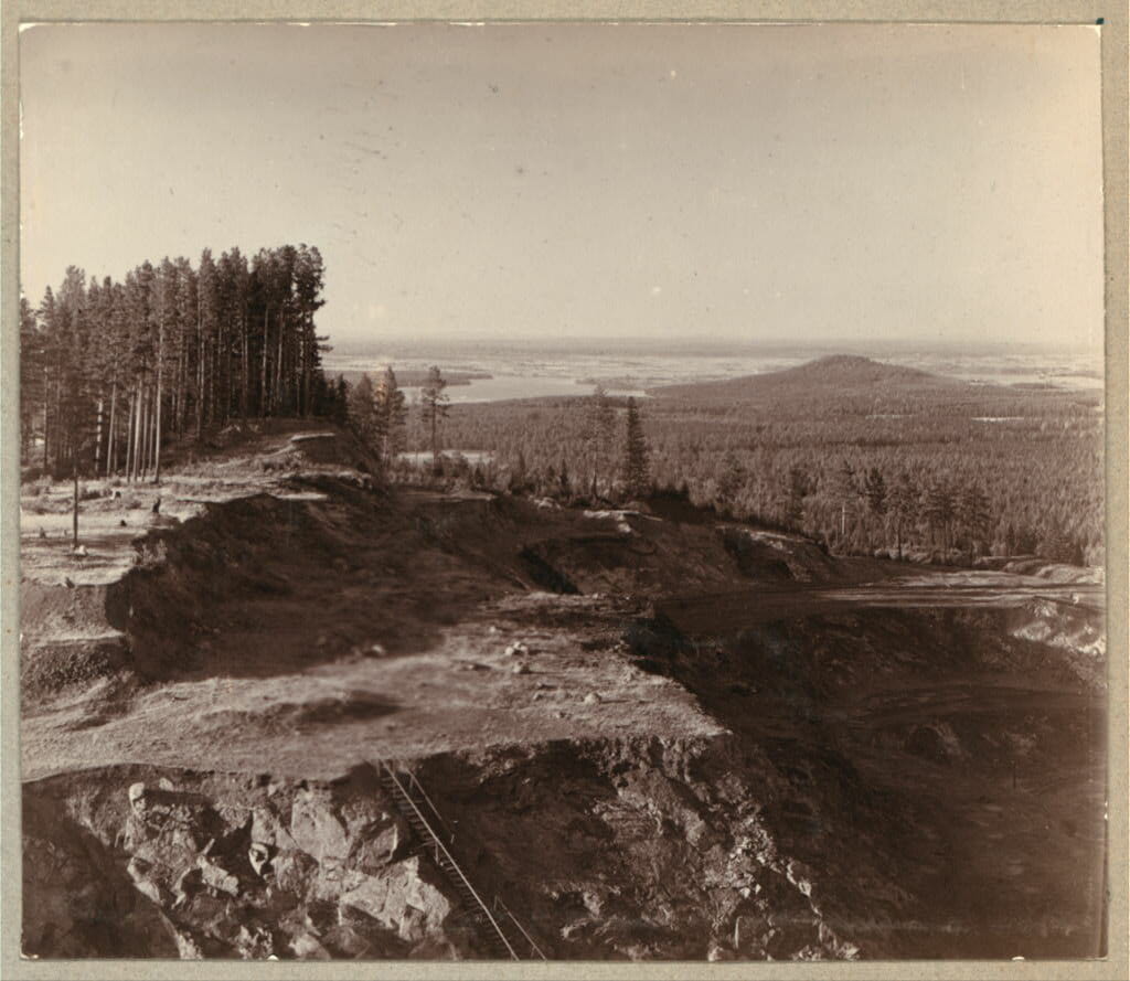 Часть разработки с лесной дачей. Вдали видна р. Тура. 1909
