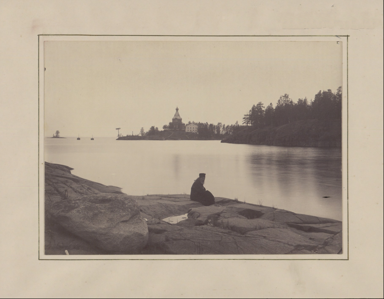 Монах на фоне Никольского скита. 1887 г.