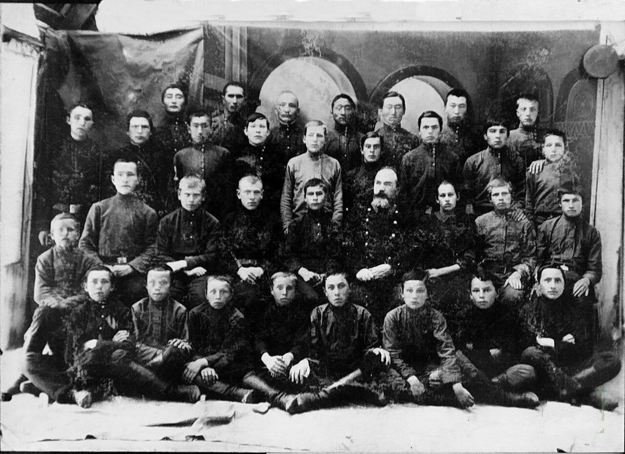 Ученики четвертого класса Пржевальского высшего начального училища.1916.