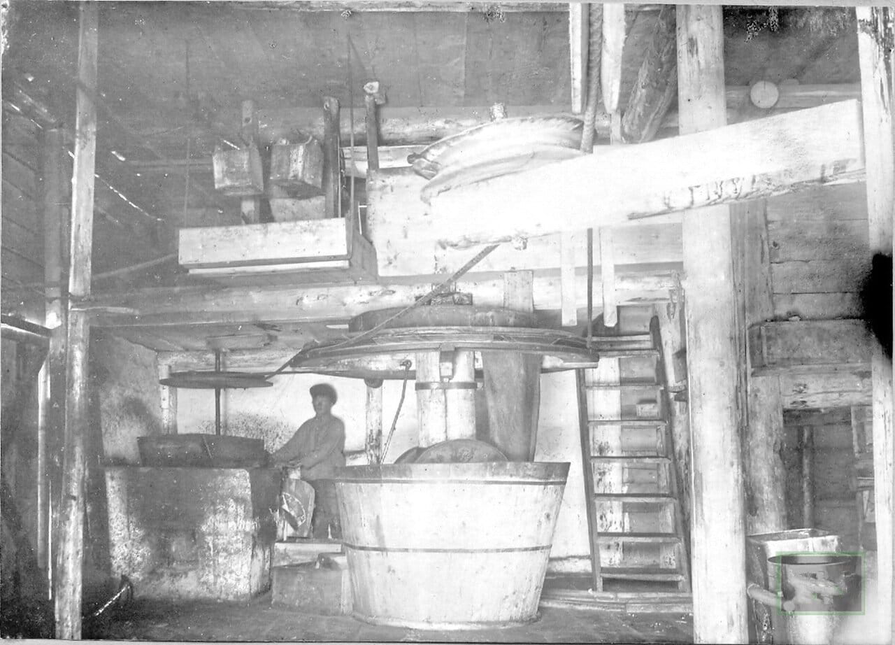 Внутренний вид маслобойного завода. Пржевальск. 1914