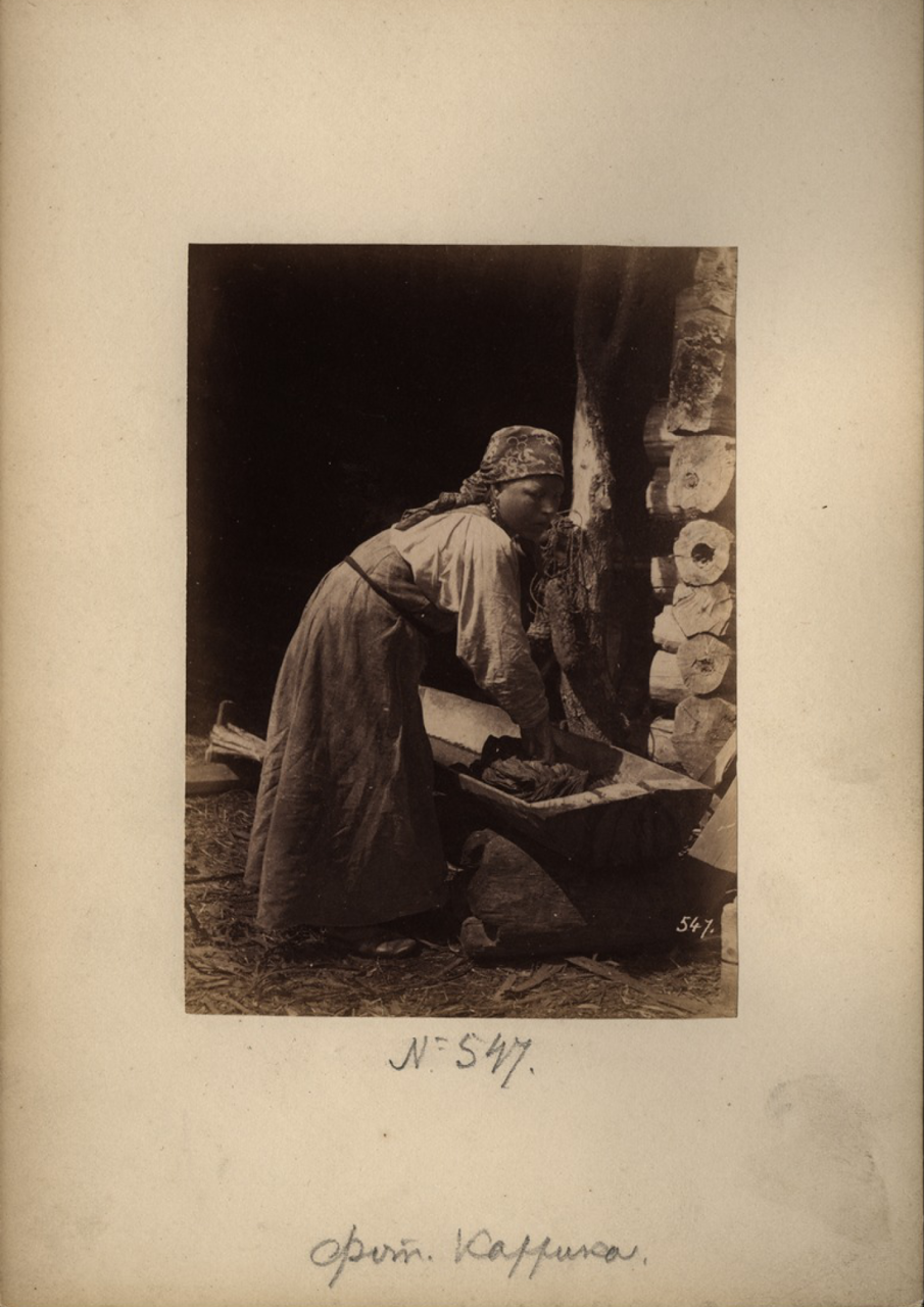 Крестьянка, стирающая в корыте.1870-е