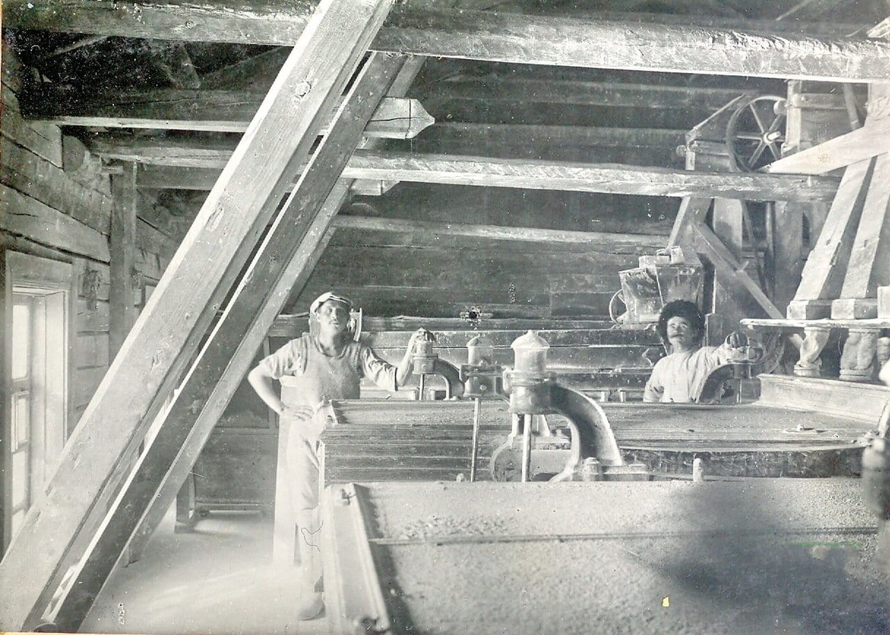 Раcсевной отдел вальцево-механической мельницы купца Каримова 4 этаж. Пржевальск. 1914