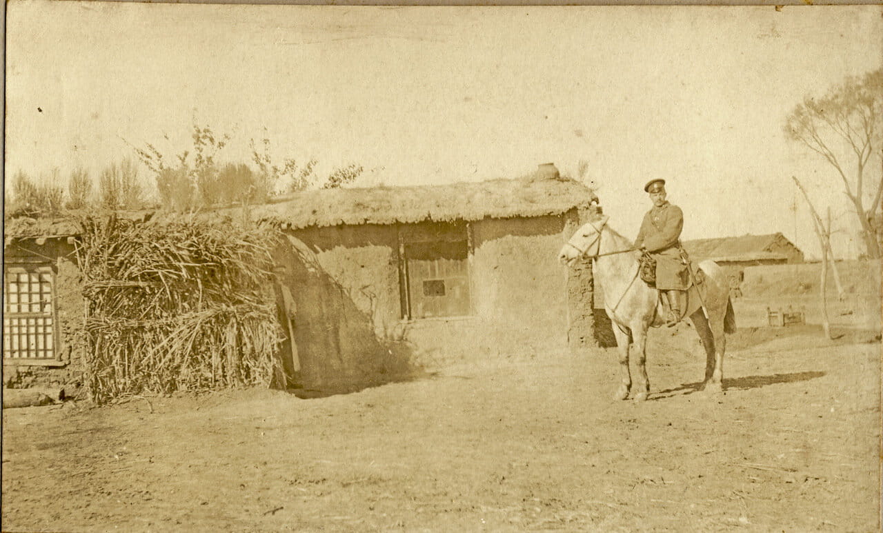 Офицер 220-го Епифанского полка Сидоров К.Р. на своем любимом коне «Мальчишке». Маньчжурия. 1905 год