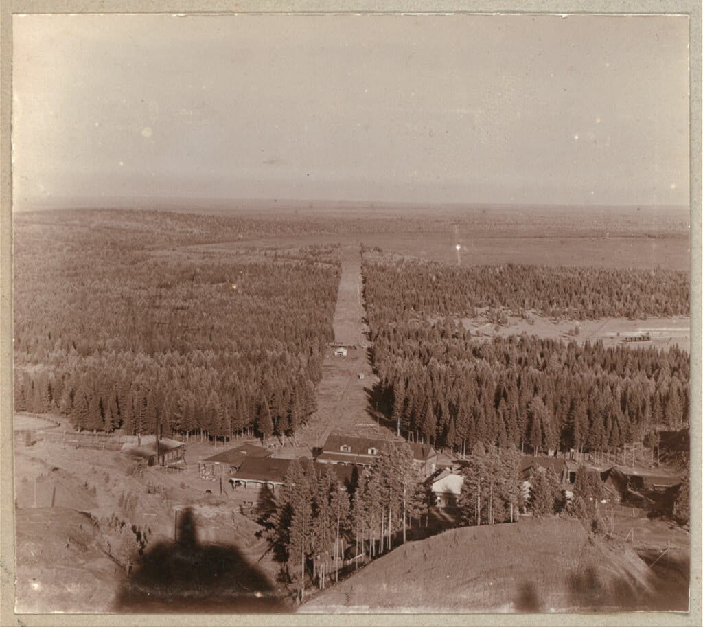 Вид с вершины горы Благодать на Управление и на часть лесной дачи. 1909