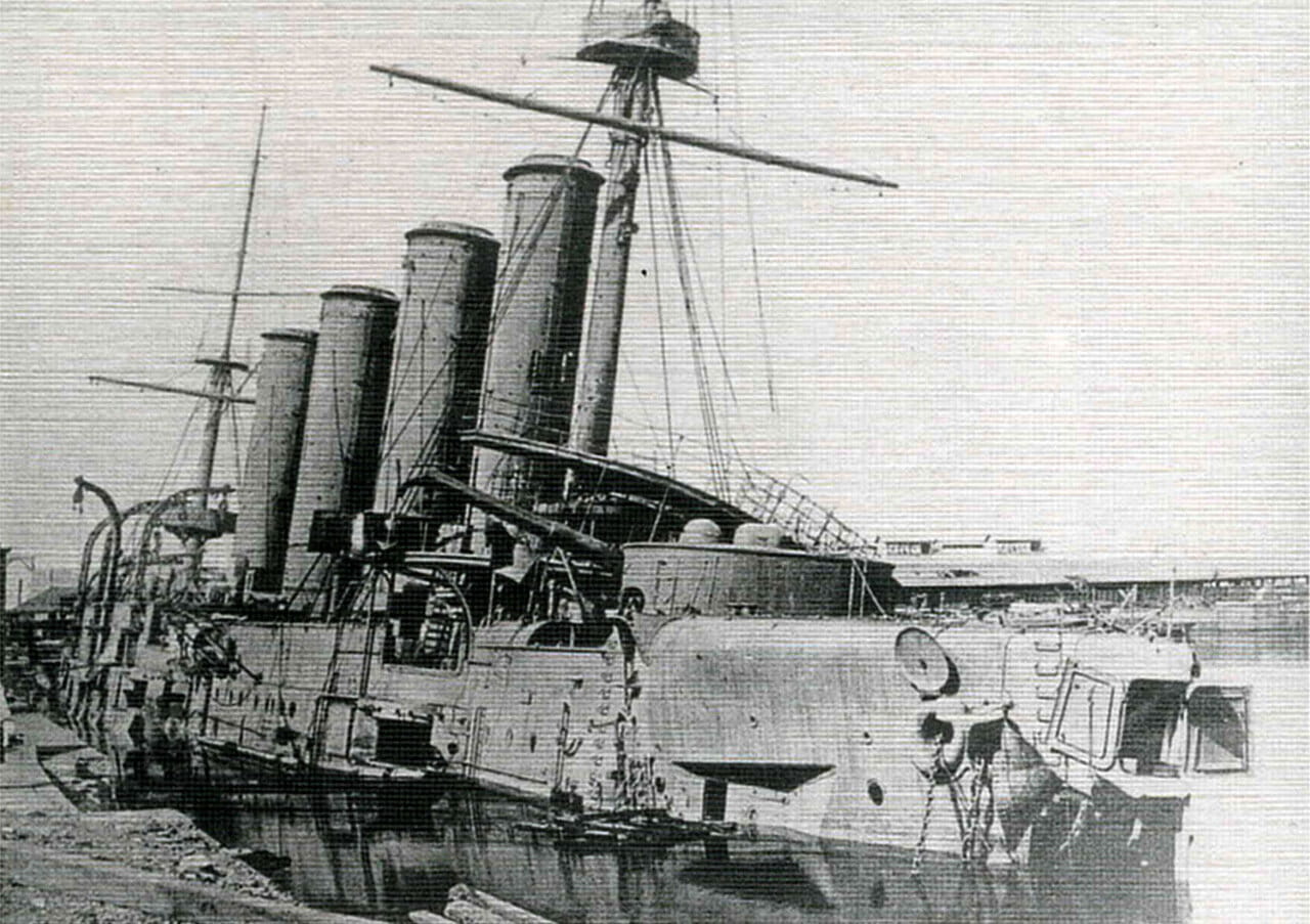 Крейсер Баян затопленный у стенки Восточного бассейна Порт-Артура, декабрь 1904 года