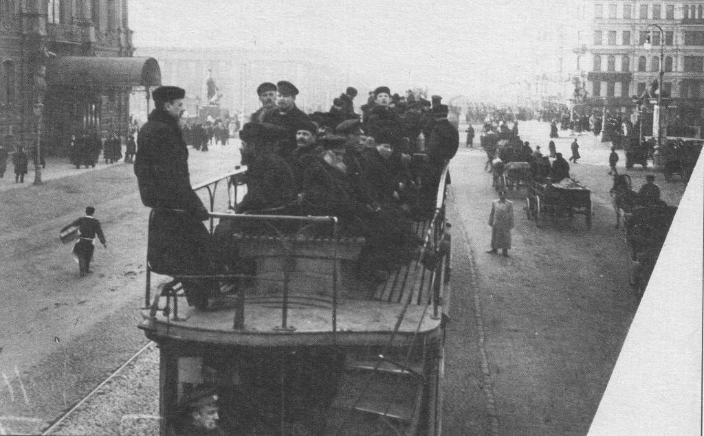 Прогулка по Дворцовой набережной.Фотограф К.Булла. 1910 г.