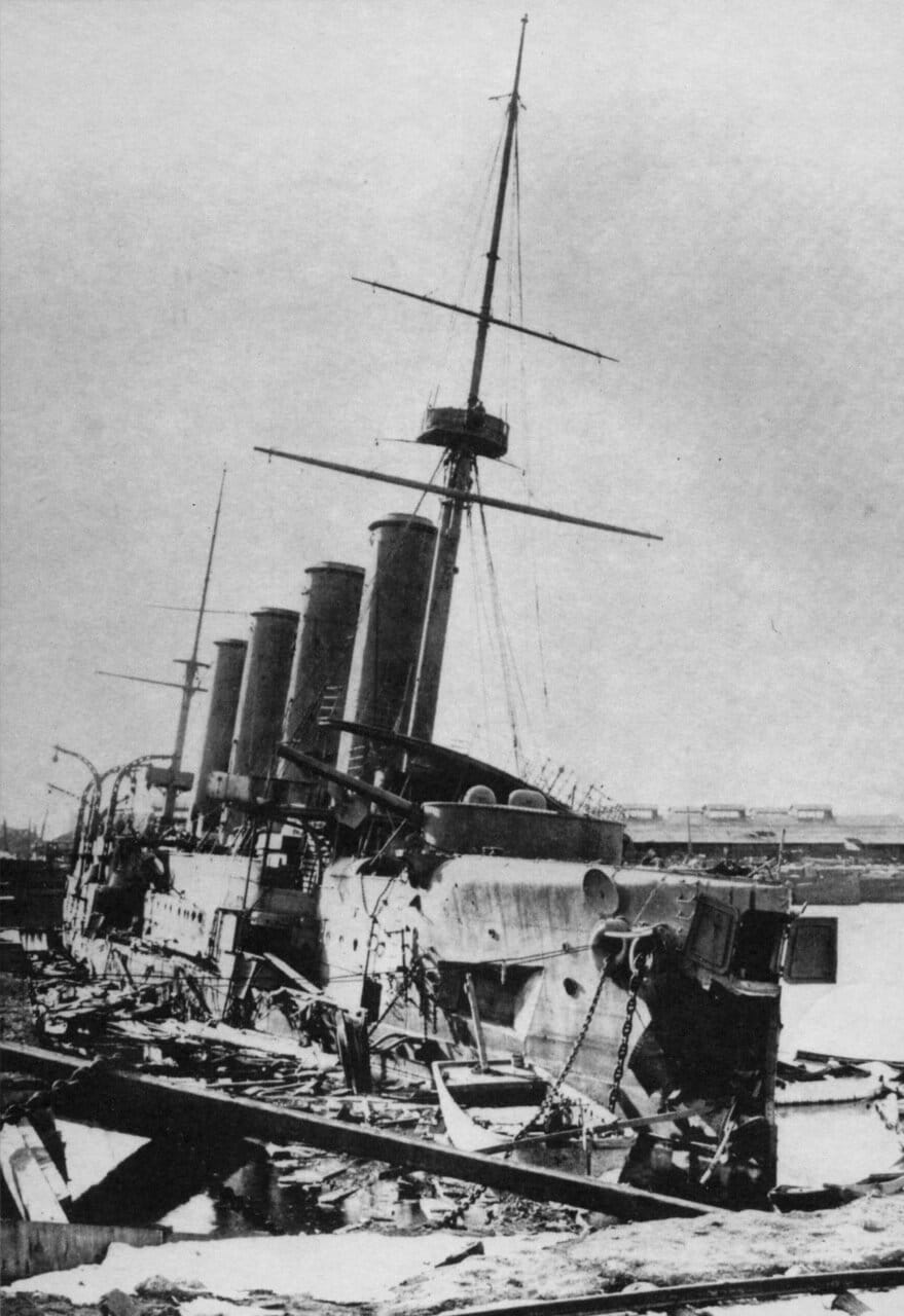 Крейсер Баян затопленный у стенки Восточного бассейна Порт-Артура, декабрь 1904 года