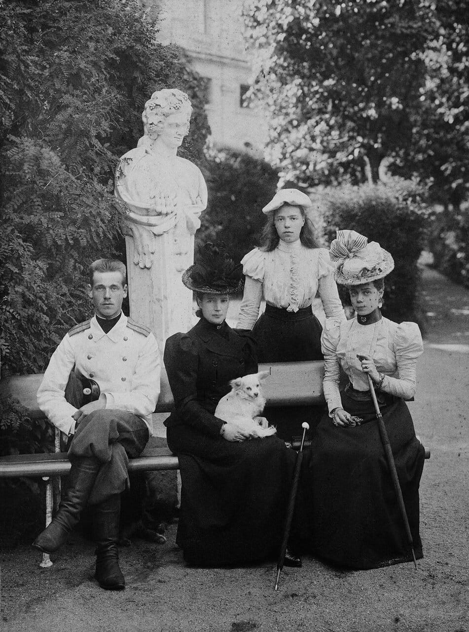 Великий князь Михаил Александрович, вдовствующая императрица Мария Федоровна, великие княгини Ольга, Ксения и Александра. 1900