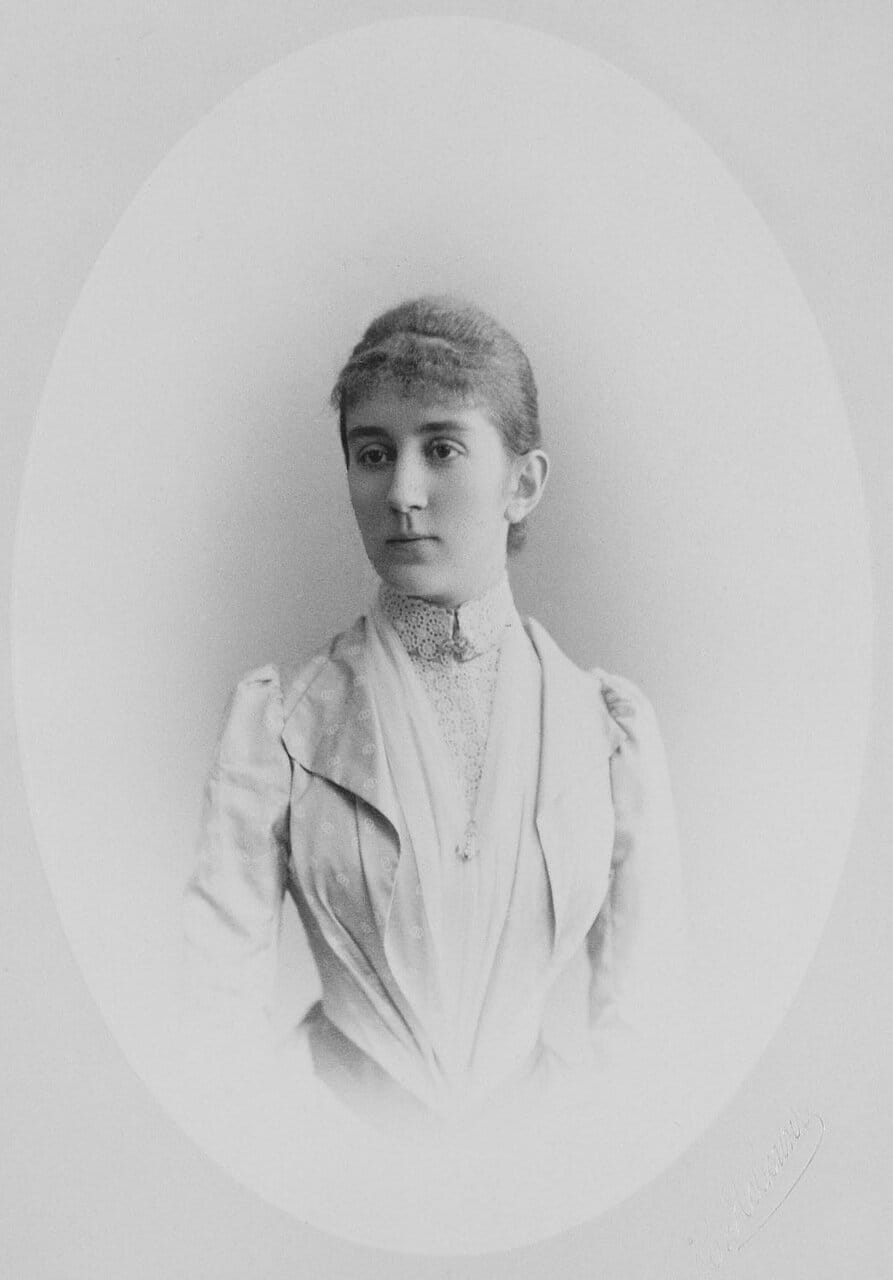 Великая княгиня Милица Черногорская, супруга великого князя Петра Николаевича.1889 г.