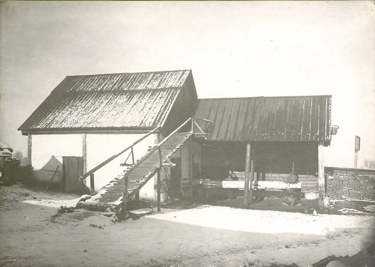 Наружный вид одного из помещений маслобойного завода.Пржевальск. 1914