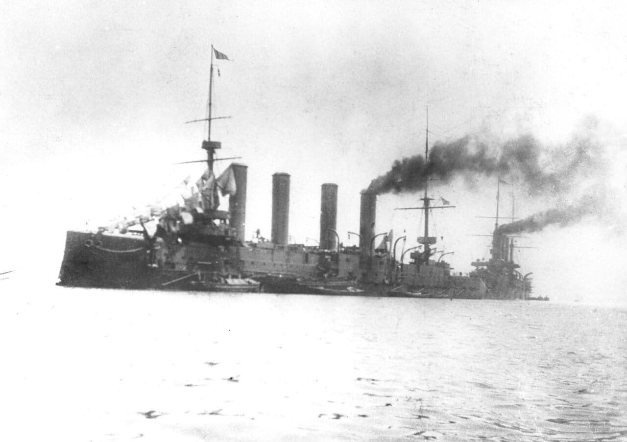 Броненосный крейсер Баян в Порт-Артуре, на заднем плане бронепалубный крейсер типа Диана