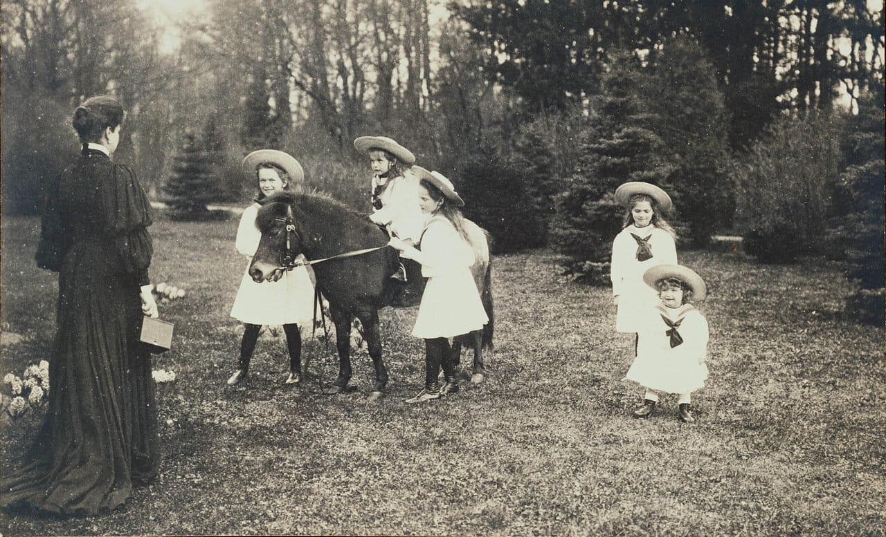 Императрица Александра Федоровна и ее дети. 1906 г.