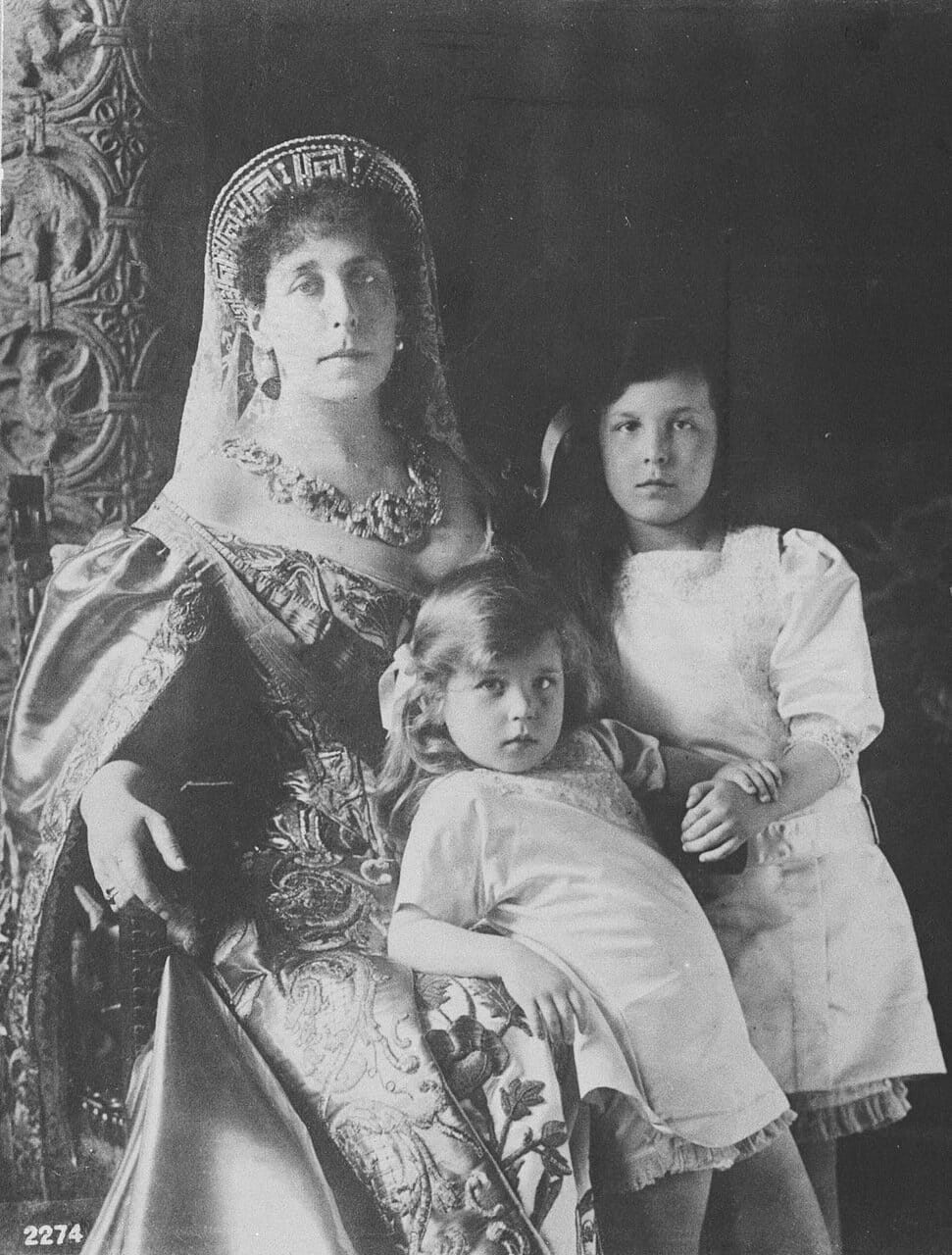 Великая княгиня Виктория Федоровна, супруга великого князя Кирилла Владимировича с дочерьми Марией и Кирой. 1913 г.